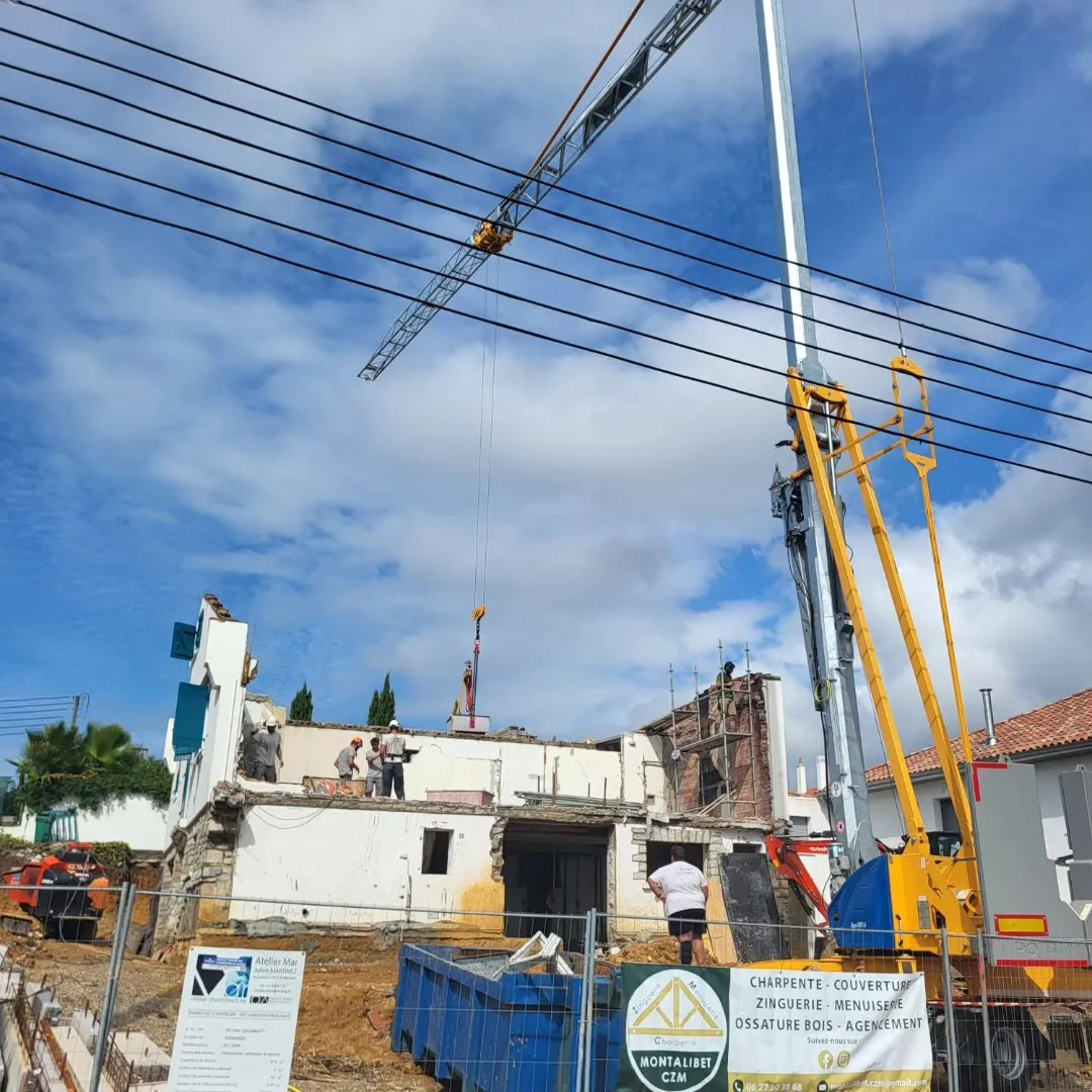 Grue démolissant la façade d’un bâtiment au Pays Basque