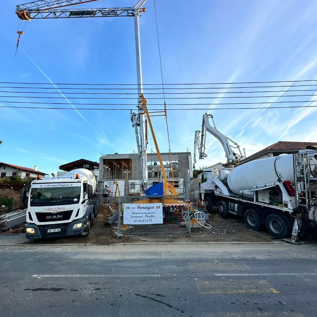 Camion toupie et pompe à béton sur un chantier Hemengoa
