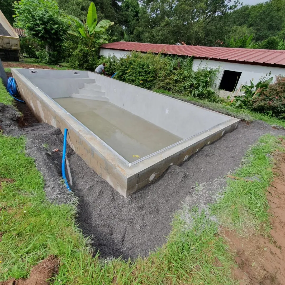 Structure béton d’une piscine en cours de construction à Ascain