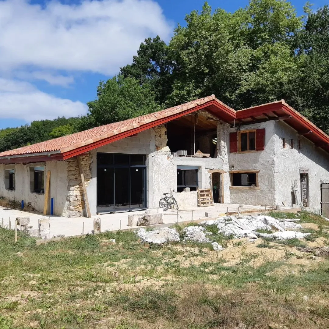 Rénovation lourde d’une ferme basque, murs décroûtés et structure reprise