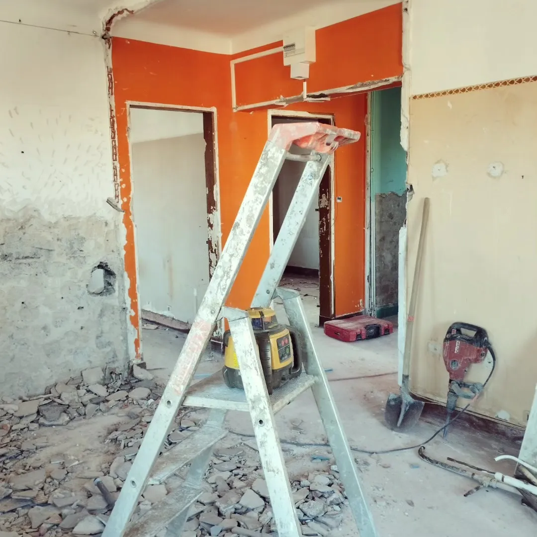 Démolition intérieure d’une maison avant rénovation lourde
