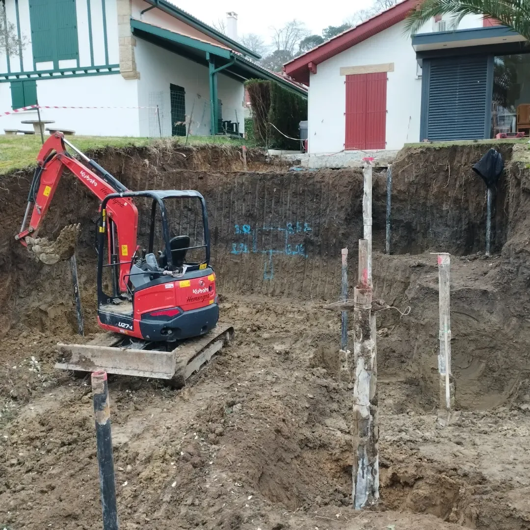 Terrassement d’une plateforme sur un terrain en forte pente au Pays Basque